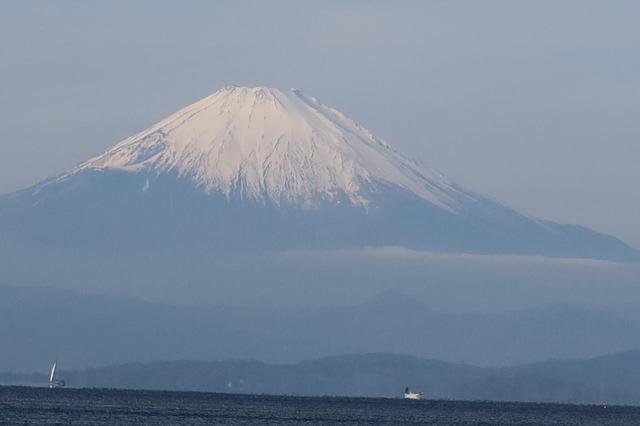 画像: スマホでは富士山が写っているのがぎりぎり分かるくらいでしたが、PowerShot G7 X Mark IIIのプログレッシブファインズームなら、このとおり! これこそ、コンデジや一眼レフの魅力です。 (絞り値:F5.6/シャッタースピード:1/1600秒/ISO:125)
