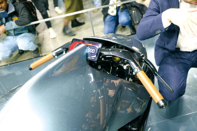 画像: 独特な形状のハンドルはトップブリッジとセパハンをつなげたもの。メーターは備えず、代わりに専用アプリでコネクトしたスマートフォンをマウントして使用する。