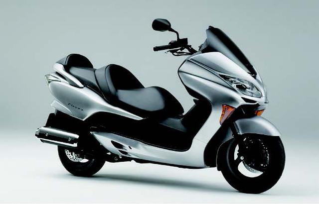 画像: ●水冷4ストOHC2バルブ単気筒●249cc●22PS/7500rpm●2.4kg-m/5500rpm●190kg●110/90-13・130/70-12●64万500円