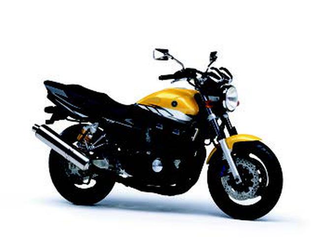 画像: ●空冷4ストDOHC4バルブ並列4気筒●399cc●53PS/11000rpm●3.6kg-m/9500rpm●176kg●110/70ZR17・150/70ZR17●62万9000円
