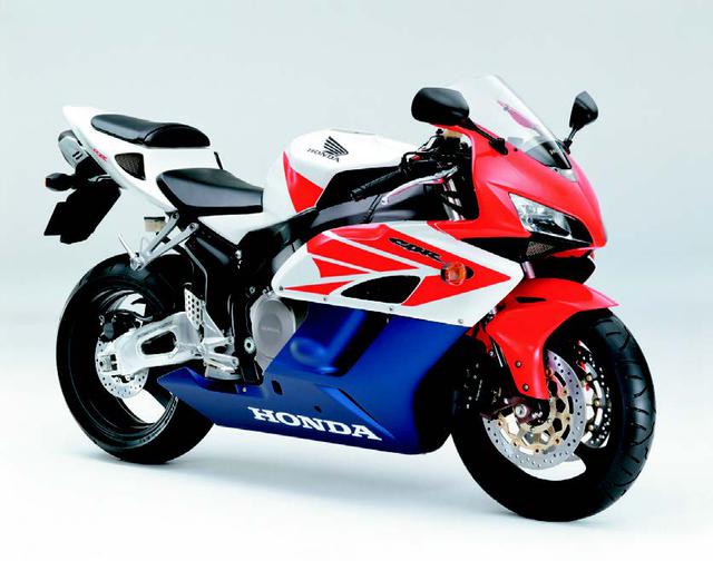 画像: ●水冷4ストDOHC4バルブ並列4気筒●998cc●172PS/11250rpm●11.7kg-m/8500rpm●179kg●120/70ZR17・190/50ZR17●輸出車