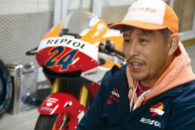 画像: 同じハンディを持つライダー同士、レイニーとたくさん情報交換していた青木拓磨。レイニー復活を自分のことのように喜んでいた。