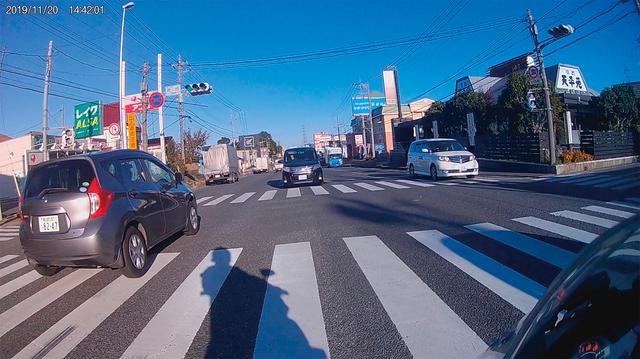 画像: 広角レンズで片側3車線の道路でも対向車線まで完全にカバー。LED信号機のフリッカー(チラつき)現象にも対応している。