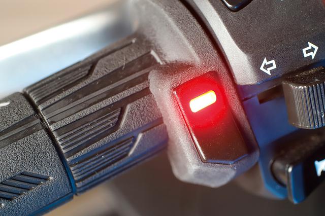 画像: 温度調整は5段階。LEDインジケーターが青、緑、黄、燈、赤の順で温度が上がる。最後の設定温度を記憶するメモリー機能もある。