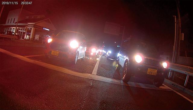 画像: WDR機能の搭載により、夜間+後続車のライトという明暗差の大きな状況でもナンバープレートの文字がしっかり読み取れる。