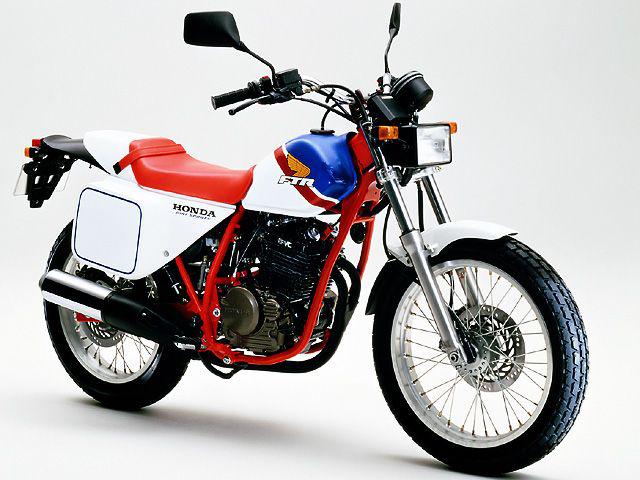 画像: HONDA FTR250 1986年2月に登場したFTR250。FTRの名称は、アメリカで広く行われている「フラット・トラック・レース」の競技モデルをイメージしたことに由来。軽く、スリムな車体にレスポンスがいいシンプルなパワーユニットを搭載した。