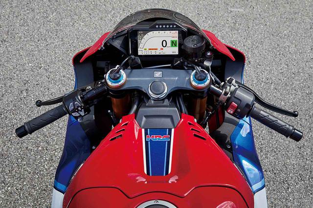 画像: 燃料タンクは従来型に比べて45㎜低くセット。これはストレートでライダーが伏せやすいスペース確保のためだ。
