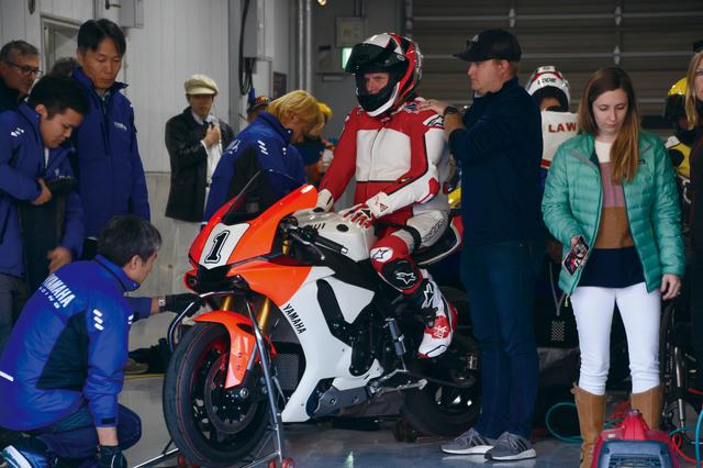 画像: ピットでYZF-R1にまたがって出番を待つレイニー。このシーンがビジョンに大写しになった時、鈴鹿スタンドから大歓声が。