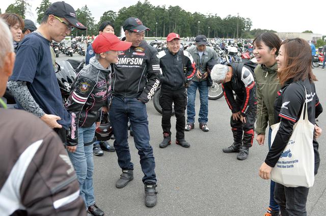 画像: 休憩タイムには参加者の皆さんとバイクトークで盛り上がりました。初対面同士でも、バイクという共通点があるから話題が尽きないんです。