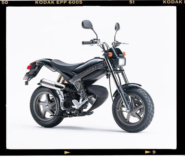 画像: 1997/2 SUZUKI ストリートマジック/S ●空冷2ストクランクケースリードバルブ単気筒●49㏄●7.2PS/6750rpm●0.82㎏-m/6000rpm●73㎏ ●120/70-12・130/70-12 ●19万9000円