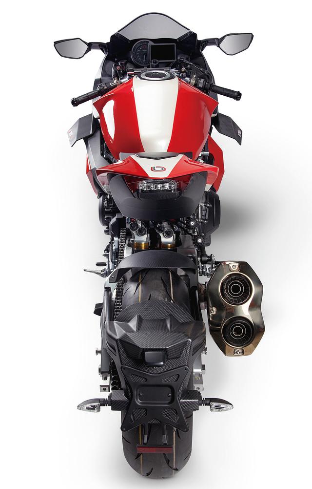 画像: 全体的に大柄なボディだが、ライダーの着座部分はしっかり絞り込まれている。H2譲りのサイレンサーが個性を主張する。