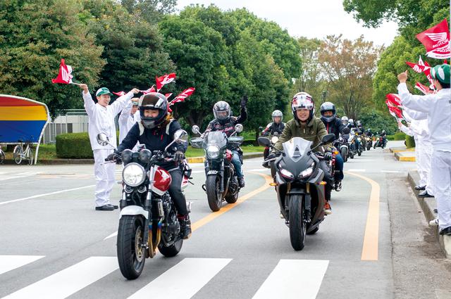 画像: 今回のツーリングには、ホンダドリーム久留米とホンダドリーム福岡のお客様、総勢22名が参加! 目的地の『ホンダ モーターサイクル・ホームカミング』の会場であるホンダ熊本製作所では、社員の皆さんが旗を振って出迎えてくれました。