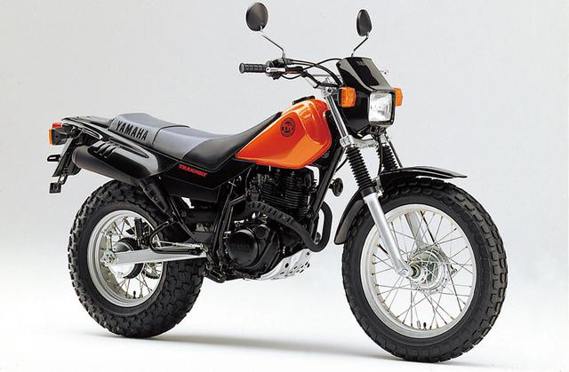 画像: YAMAHA TW200(1996) XT200用の空冷シングルを載せ、極太のバルーンタイヤで走る場所を選ばない全地形型モデル。キャブには高地でも混合気を対応させる補正装置を装備した。