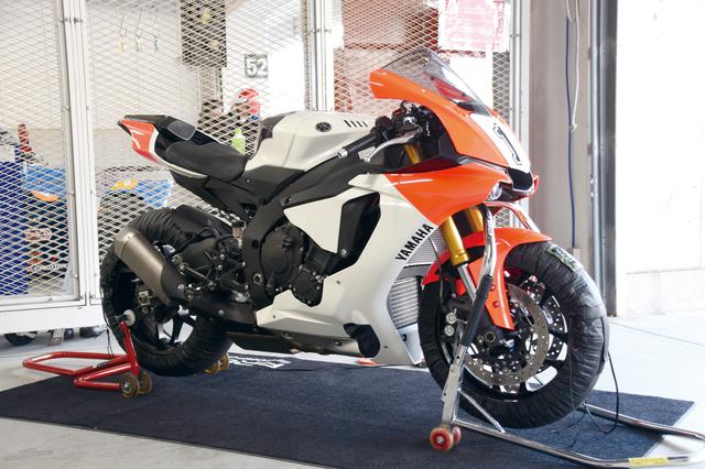 画像: ヤマハが車両を用意、YSP富士吉田で製作されたYZF-R1。マールボロカラーは、ロゴこそ掲出できなかったが、当時と同じカラー番号の蛍光オレンジでペイントされたという。