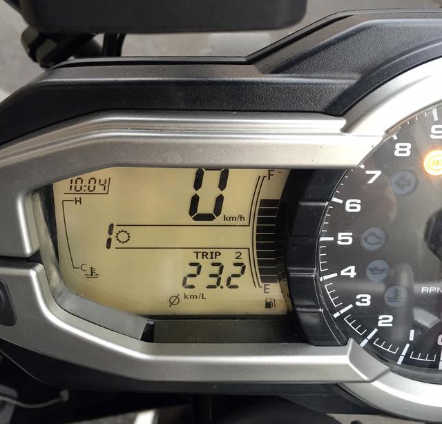 画像: トライアンフの3気筒タイガー1200の平均燃費23.2km/L。 けっしてダラダラ走るわけではなく、けっして飛ばしすぎることなく、周囲へ安全を配慮しながらそこそこ走りを楽しんでも、この燃費は可能。 これを良いと判断するかどうかではなく、普段の自分の走りと燃費で高効率な走りになっているか、無駄な走り方をしていないかという目安として利用。