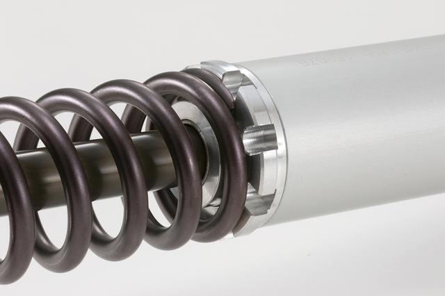 画像: ダンパー部分は専用工具で分解することが可能だ。積層バルブの組み替えは同社認定の工場で行おう。