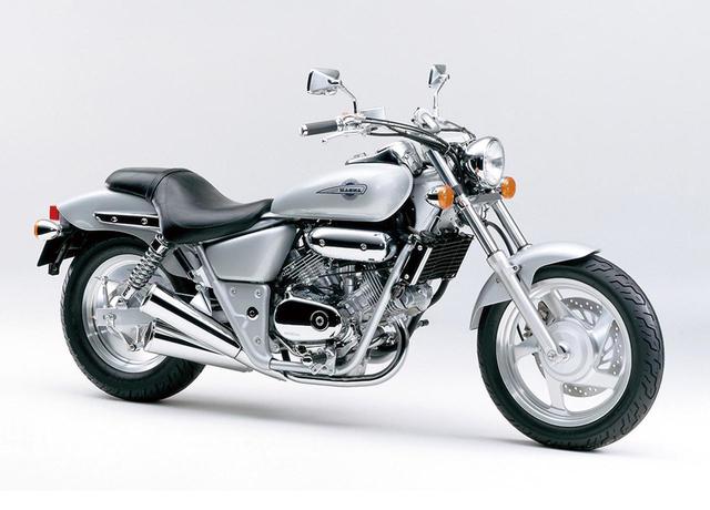 画像: 1994/6 HONDA Vツインマグナ ●水冷4ストDOHC4バルブV型2気筒●249㏄●27PS/10000rpm●2.3㎏-m/7500rpm●171㎏●120/80-17・150/80-15●53万9000円