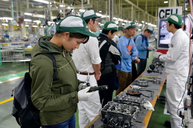 画像: イベントでは生産ラインを見学して、貴重な体験ができました。普段は見れないエンジン分解実演に夢中だった梅ちゃん、真剣なあまり真顔になってました(笑)。
