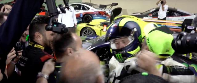 画像: レースが終了し、仲間たちと喜びを分かち合うロッシ。見事3位表彰台を獲得しました! www.youtube.com