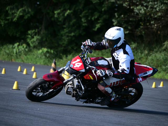 画像: 2012年のオートバイ杯ジムカーナJAPAN、VTRで総合優勝したA級・松本選手も、現在はMT-03に乗り換えている。