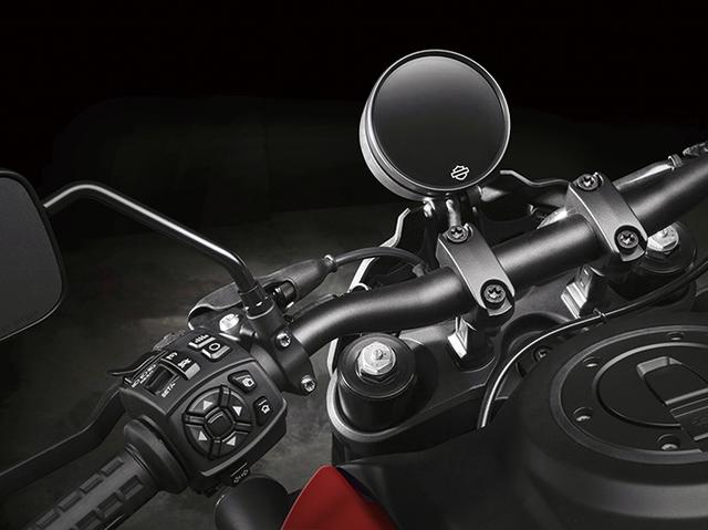 画像: メーターはハーレーらしい円形ケースのシングルタイプだが、中身は最新のフル液晶。各種電子制御デバイスの設定を行うスイッチも用意。