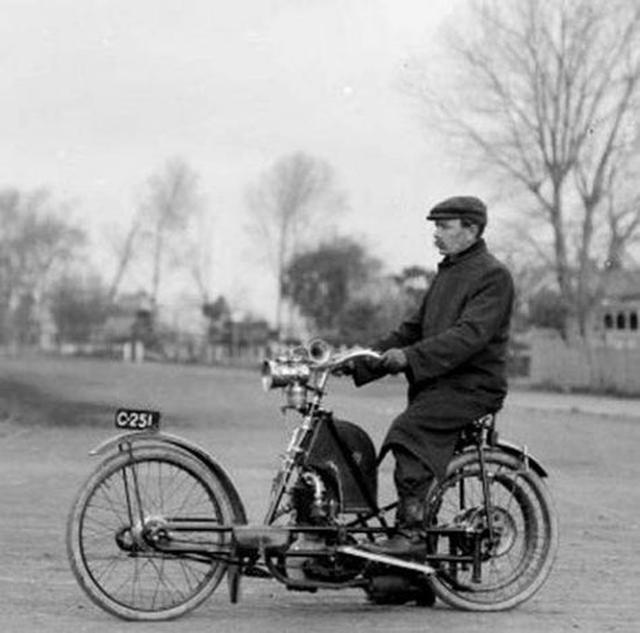 画像: 1900年代に作られたゼニス・バイ-カー。 www.pinterest.co.uk
