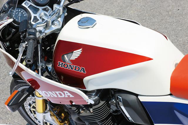 画像: CB1100R形状のtype Rアルミタンクは固定ゴム付き無塗装で12万円。年式で燃料ポンプ位置が違うため、加工が必要になる場合もあるので注意を。