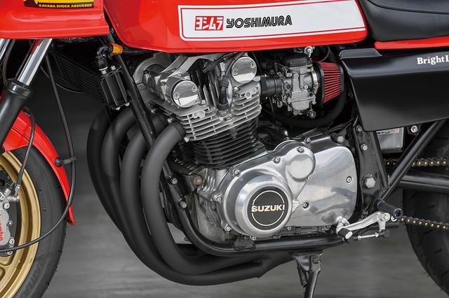 画像: シルバー仕上げ(8耐優勝車はブラックだった)のエンジンは内部の見直しを行って、イグナイターを油冷GSX-R用に変更している。