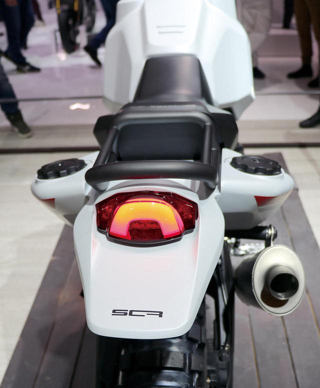画像: エレファントはテールランプを備えていない。デザートXでは、最新オフロードモデル風ではなく、80年代的デザインを採用。