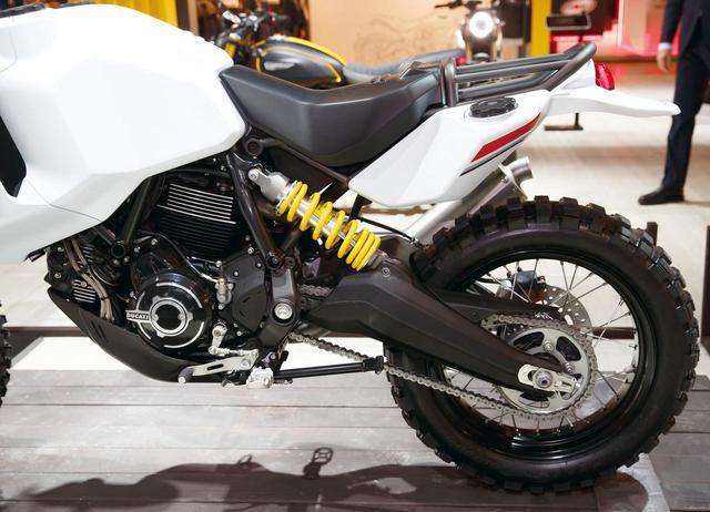 画像: モノショックを採用しながら、車体左側に大きくオフセットしてサスユニット自体を露出させるデザインはスクランブラーそのままだ。