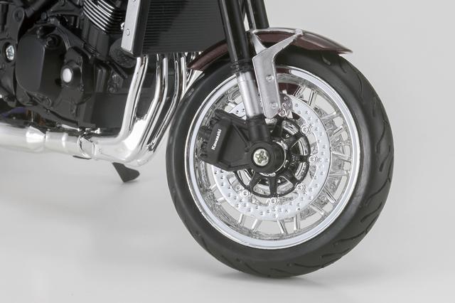 画像: フロントブレーキディスクは実車の装着パーツに基づく多孔タイプとなっている。細部まで手抜かりなし。