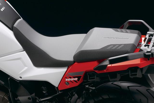 画像: XTのみライダーシート高を2段階に調整可能で、20mm高く設定できる。ローシートよりも運動性の高いハイシートなのに注目!