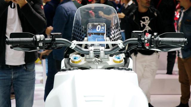 画像: メーターとマップホルダーを一体にしていた当時のパリダカマシン風のコックピットを、縦長の液晶パネルで再現している。