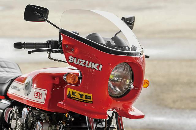 画像: 第1回鈴鹿8耐優勝車が装備していたハーフカウル形状でなく、公道用に市販のビキニカウル(GS1000Sノーマル形状)を使っているのだが、往時を彷彿させる雰囲気を持つ。