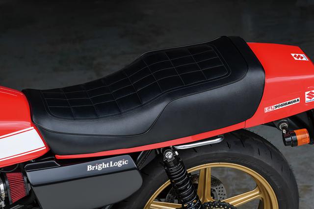 画像: シートはGS1000そのままの形状で表皮、インナーともリメイクした。こうしたライダーの触れる場所にも気を遣うことで走りも良くなるところ。