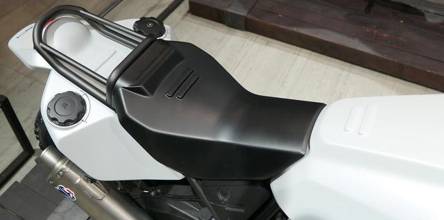 画像: 大容量なメイン燃料タンクに加えて、テールにも左右振り分けで独立したサブタンクを装着し、長大な航続距離を実現。