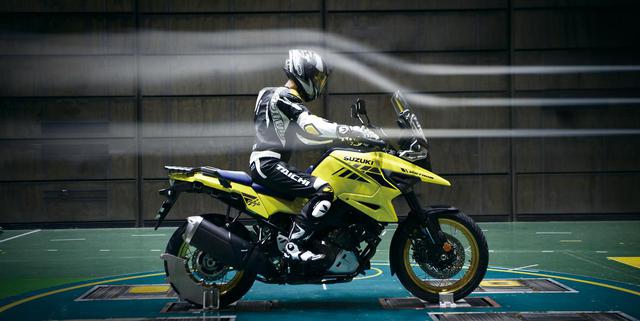 画像: スズキ自社施設である風洞実験室でのテスト模様。調整方式も変更になった可変スクリーン、フロントカウルの整流効果も高いという。