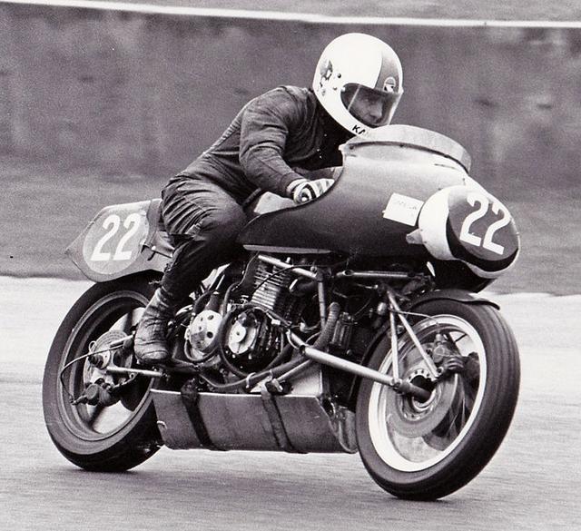 画像: 単気筒のBSA B44/B50耐久レーサーで活躍したミード&トムキンソンは、1970年代半ばから"ネッシー"というHCS車を開発しました。このカワサキZ1000エンジンを搭載するネッシーは、HCSのほか、エンジン下の燃料タンク、シリンダー上にとりまわされたエキゾーストなど、後のモト・エルフに通じるデザインが特徴です。 en.wikipedia.org