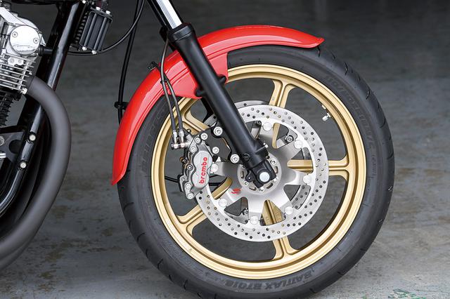 画像: フロントフォークはφ37mmのGSX1100Sカタナ用を流用装着している。キャブレターや電装同様、この換装でもGSの走りはよくなる、と竹中さんは言う。