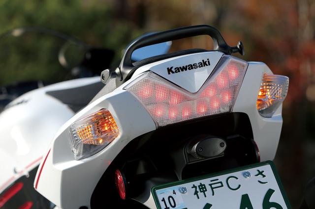 画像: テールカウルの後部に埋め込まれたスポーティなV字型デザインのテールランプ。光源にはLEDが採用されている。