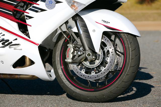 画像: インナーチューブ径Φ43㎜の倒立フロントフォーク、フロントブレーキはブレンボ製のM50鋳造モノブロックキャリパー。