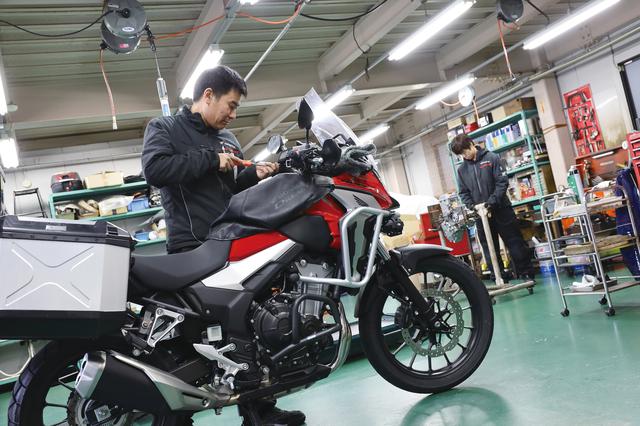 画像: レーシングニーズにも応えるサービス工場。スタッフ兼チームライダーである墨さんのレーシングマシン(ゼッケン26のNSF250R)も置かれていました。