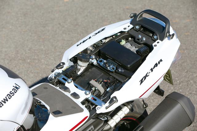 画像: シート下には車載工具を入れる小さなボックスと、ETC車載器を装備できる大きさのスペースが設けられている。