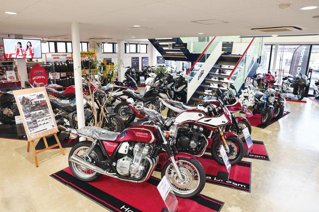 画像: 人気モデルの新車が見やすく配置された1階フロア。ホンダドリーム名古屋西で最近人気の車種を訪ねると、CBR650とCB650Rや、CB1300シリーズとのこと。