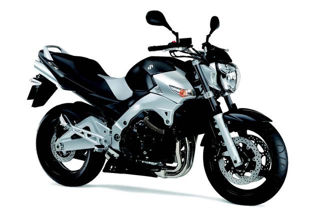 画像: ●水冷4ストDOHC4バルブ並列4気筒●398cc●53PS/11000rpm●3.8kg-m/9000rpm●185kg●120/70ZR17・180/55ZR17●78万7500円(諸元は400)