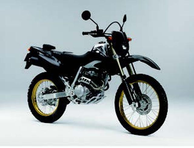 画像: ●空冷4ストOHC4バルブ単気筒●249cc●28PS/8000rpm●2.6kg-m/7000rpm●137kg●3.00-21・4.60-18●54万6000円