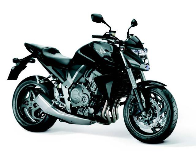 画像: ●水冷4ストDOHC4バルブ並列4気筒●998cc●125PS/10000rpm●10.0kg-m/7750rpm●217kg●120/70ZR17・180/55ZR17●輸出車