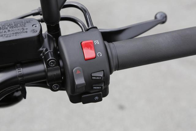 画像: メーターのファンクション切り替えとトリップリセットは右ハンドルスイッチで。キルスイッチ下の2連スイッチのうち、上が表示切り替え、下がリセット用プッシュスイッチ。