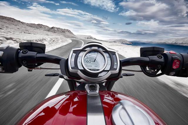 画像: スマートフォンやGoProと繋がる「MY TRIUMPH コネクティビティシステム」対応ディスプレイ