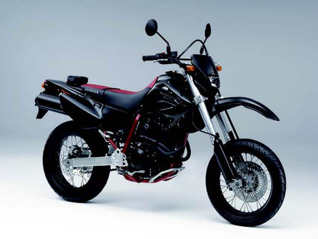 画像: ●空冷4ストOHC4バルブ単気筒●397cc●30PS/7000rpm●3.4kg-m/5500rpm●131kg●110/70-17・140/70R17●62万円